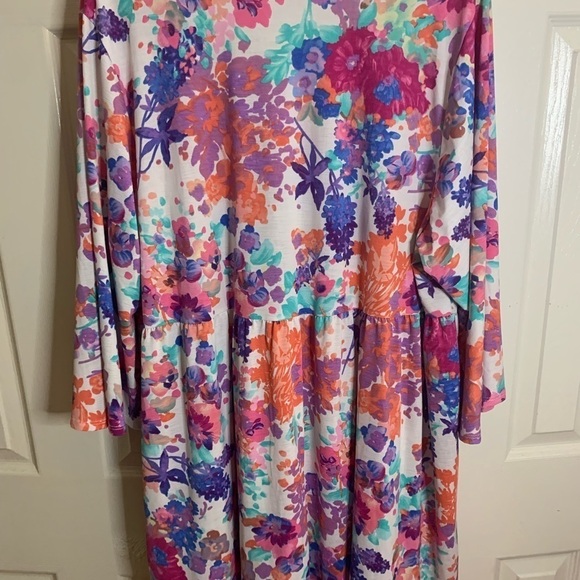 𝅺VEE flowery top - Picture 2 of 2